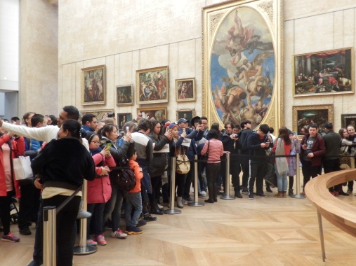 Visitantes del Museo del Louvre viendo y haciendo fotos a la Gioconda, en temporada baja y entre semana. Foto: María Ortiz.